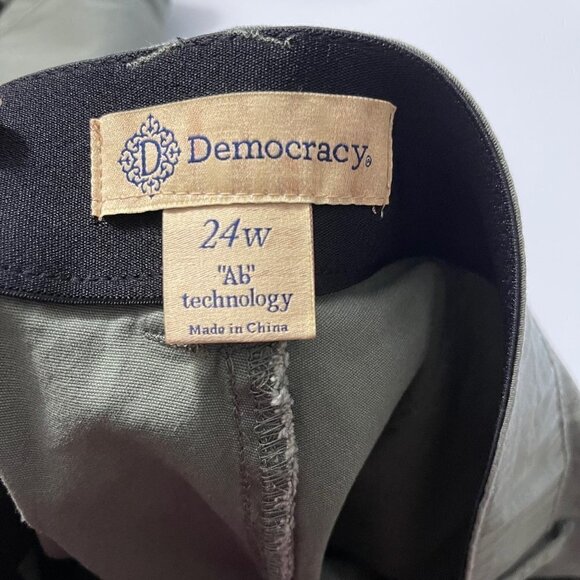 Democracy Women's NWT Green Ableisure High Rise Cut Off Cargo Shorts Plus Sz 24W - Picture 3 of 10